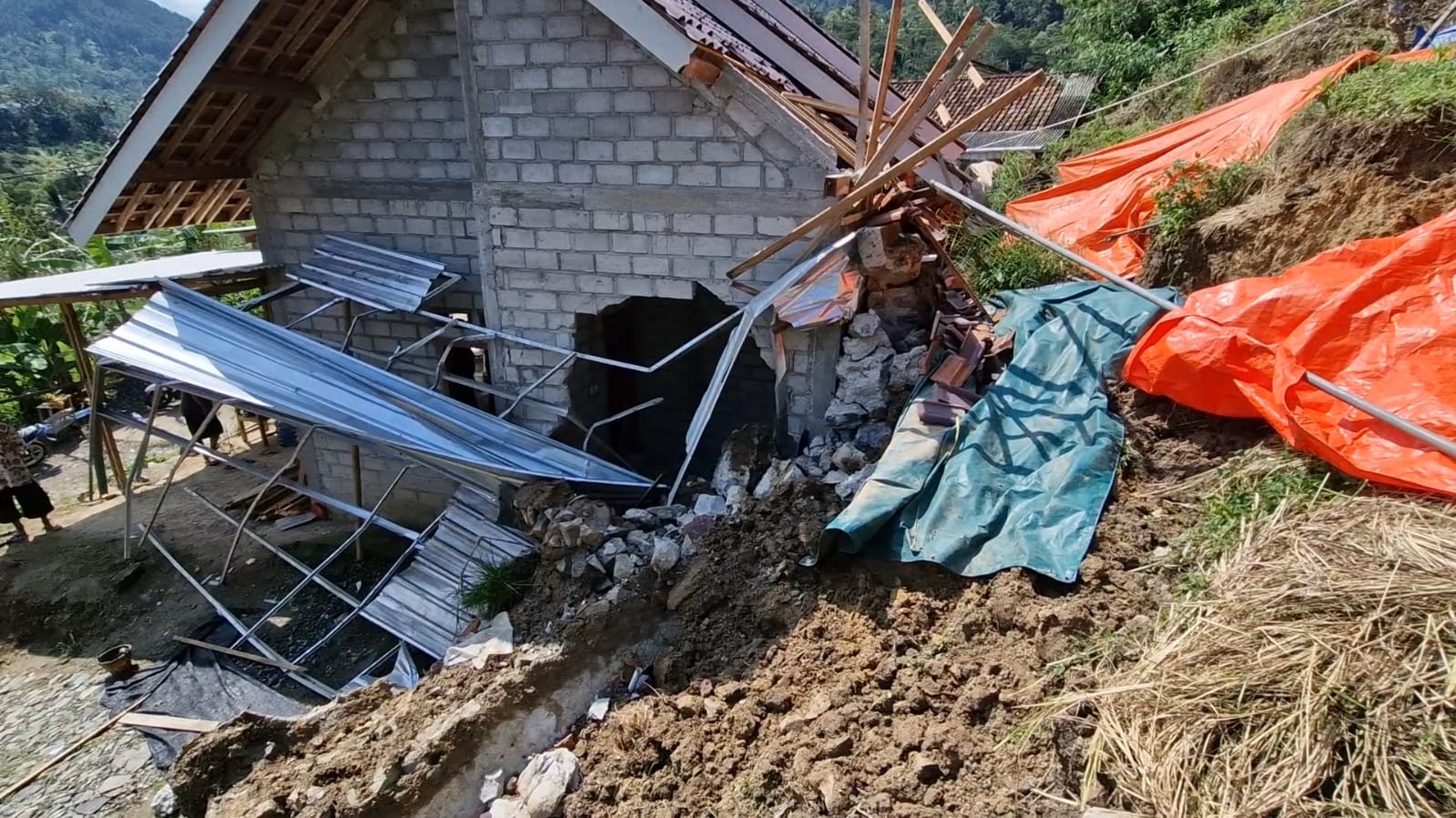 Longsor di Ponorogo Hantam Rumah Warga, Keluarga Selamat Usai Mengungsi Lebih Dulu