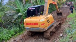 BPBD Kediri Kerahkan Alat Berat untuk Tangani Longsor di Ngetrep dan Petungroto