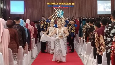 Pedangpora Paskibra Meriahkan Pelepasan Siswa Kelas XII SMAN 2 Nganjuk Tahun Ajaran 2024/2025