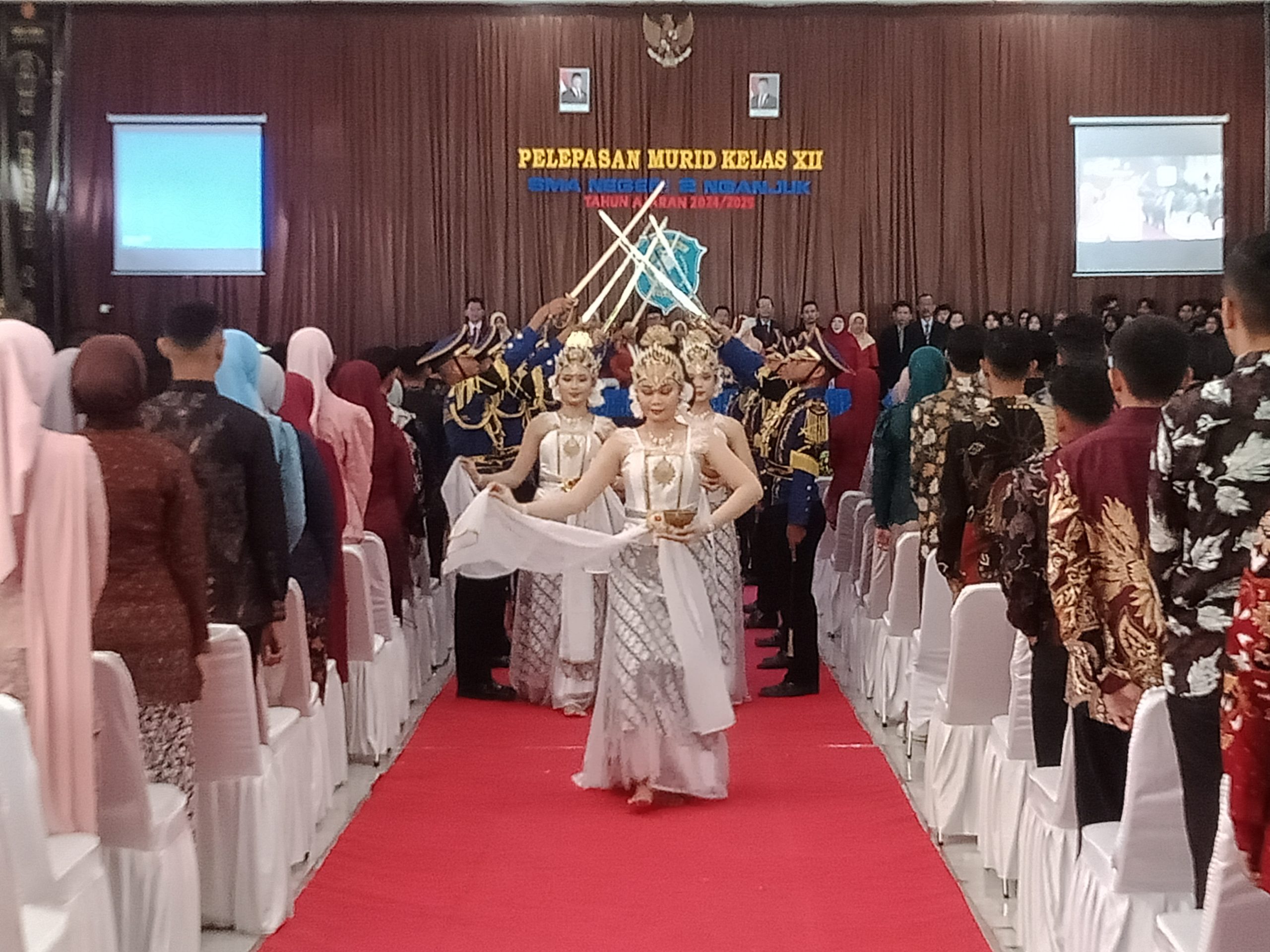 Pedangpora Paskibra Meriahkan Pelepasan Siswa Kelas XII SMAN 2 Nganjuk Tahun Ajaran 2024/2025