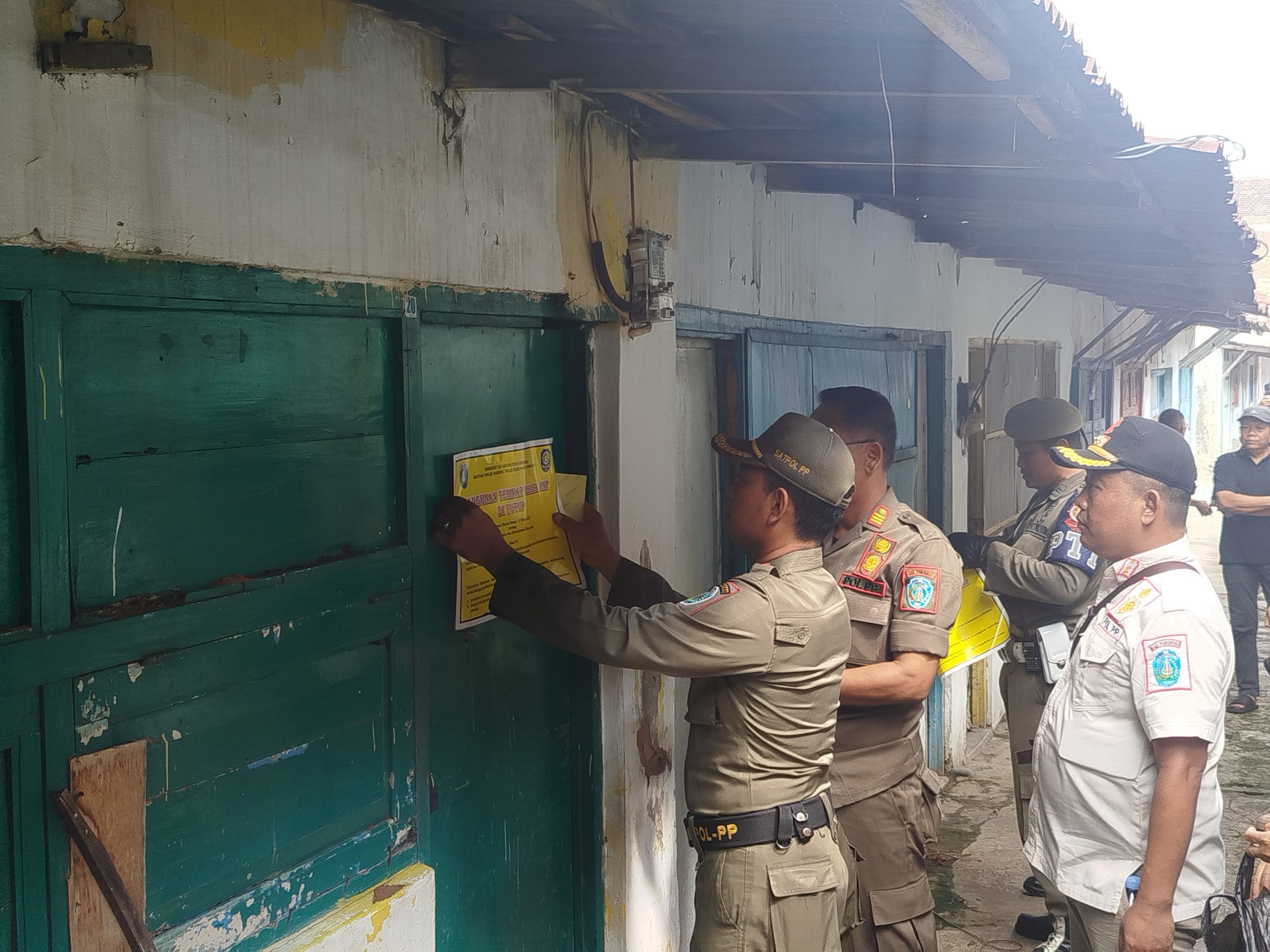 Terkait Kasus HIV, Satpol PP Ponorogo Segel 30 Warung di Lokalisasi Pasar Janti