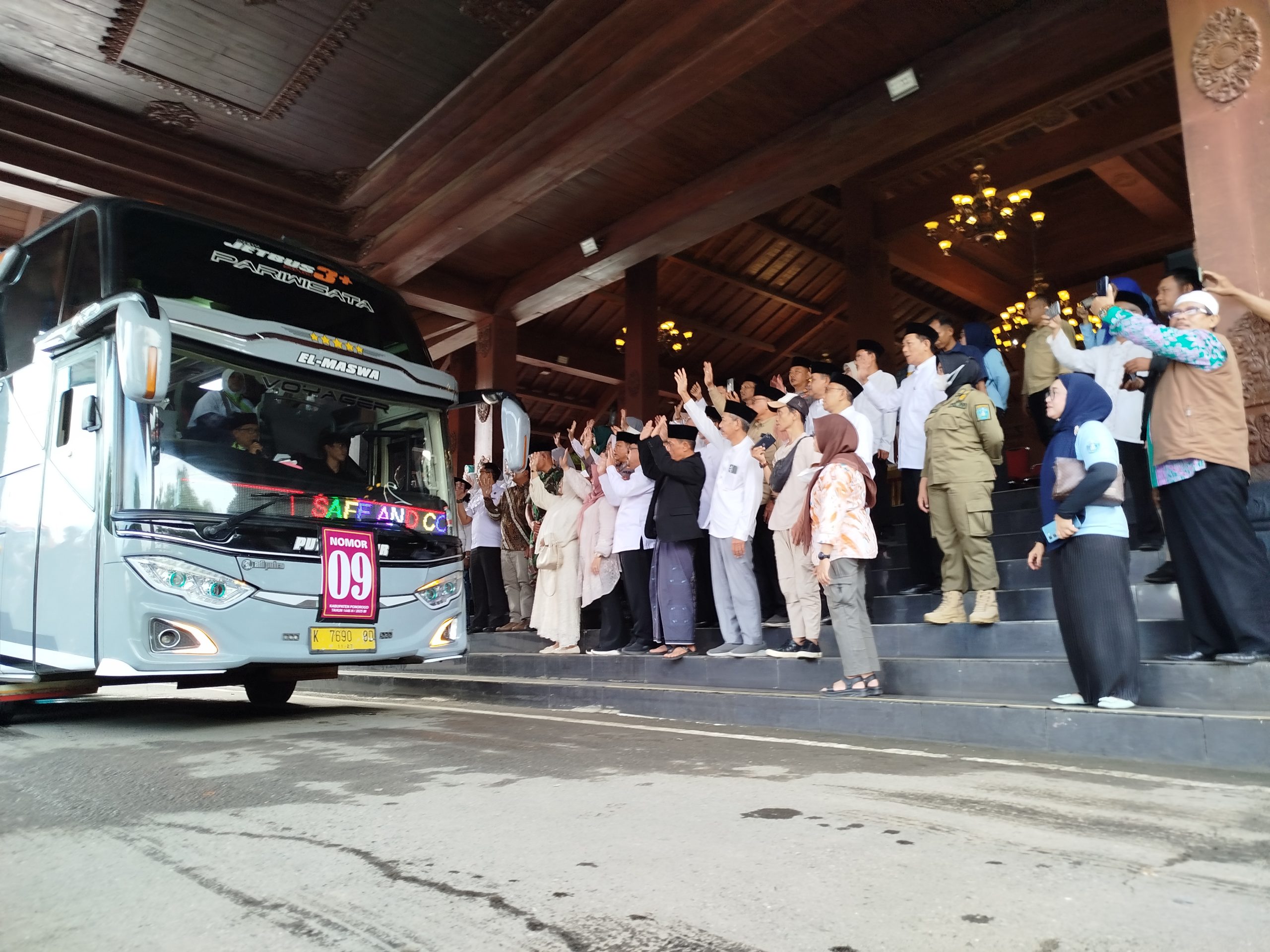 Terkendala Foto Visa, Satu Keluarga JCH Ponorogo Tunda Keberangkatan dan Alih Kloter