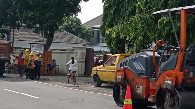 Jalan Rusak di Kandat Mulai Diperbaiki, Warga Minta Pengaspalan Total