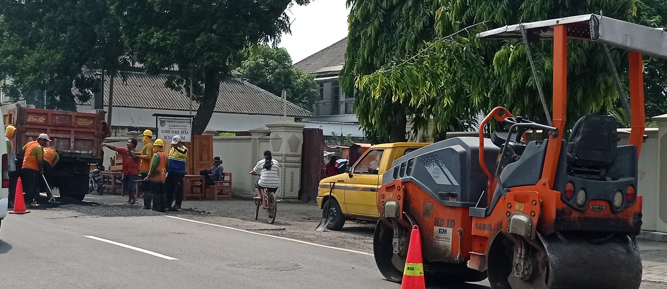 Jalan Rusak di Kandat Mulai Diperbaiki, Warga Minta Pengaspalan Total