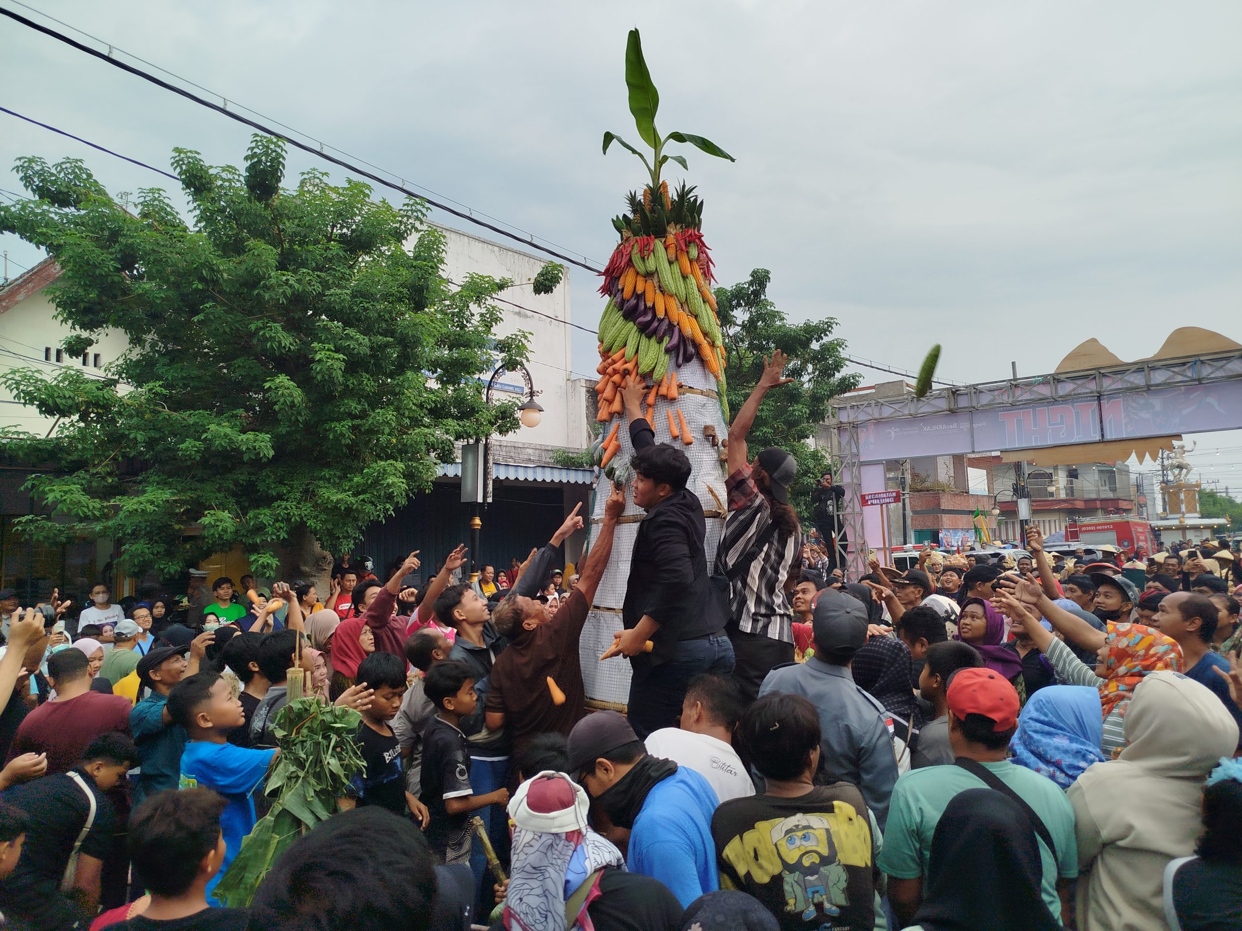 Hari Lahir Pancasila di Ponorogo, 21 Gunungan Hasil Bumi Diarak dan Diserbu Warga
