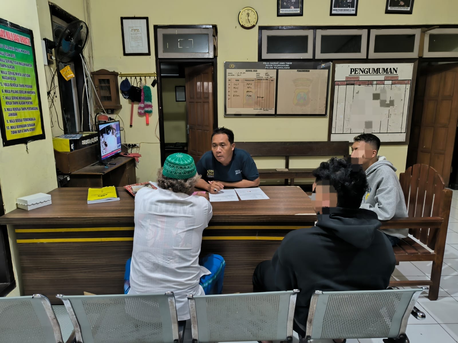 Tegur Geber Motor! Pemuda di Tulungagung Dikeroyok hingga Terjatuh