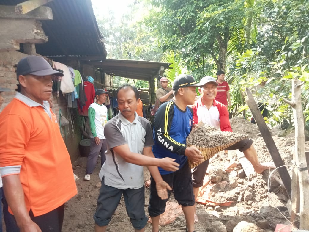Hujan Lebat Picu Longsor Tanah Uruk Bekas JLS, Rumah Warga di Tulungagung Terdampak!