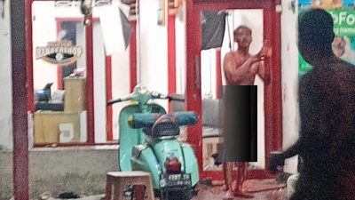 Diduga Depresi! Pria Ini Ngamuk di Barbershop Tulungagung Sambil Telanjang
