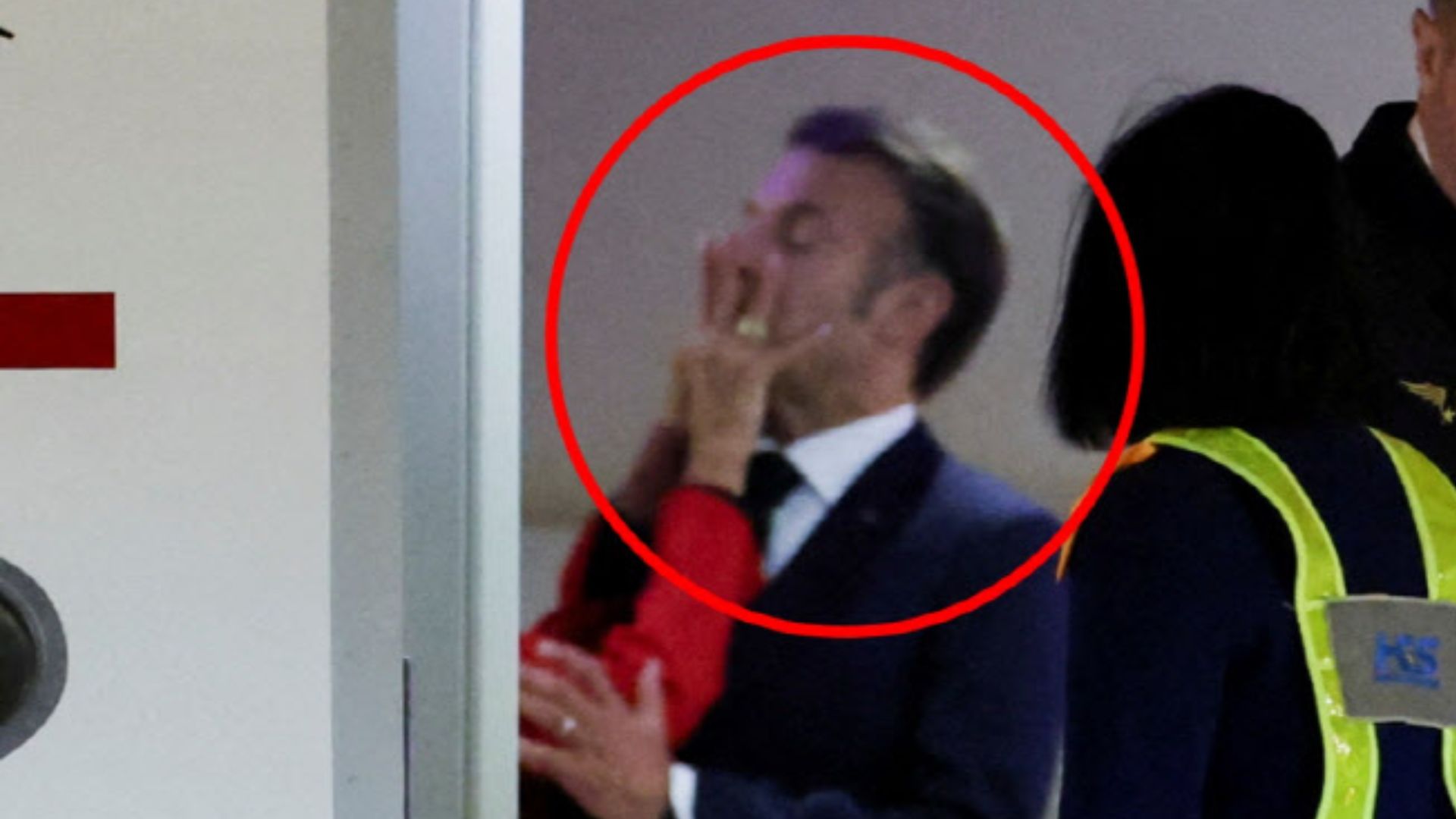 Presiden Emmanuel Macron Klarifikasi Video Viral Dirinya Ditampar Sang Istri di Pesawat