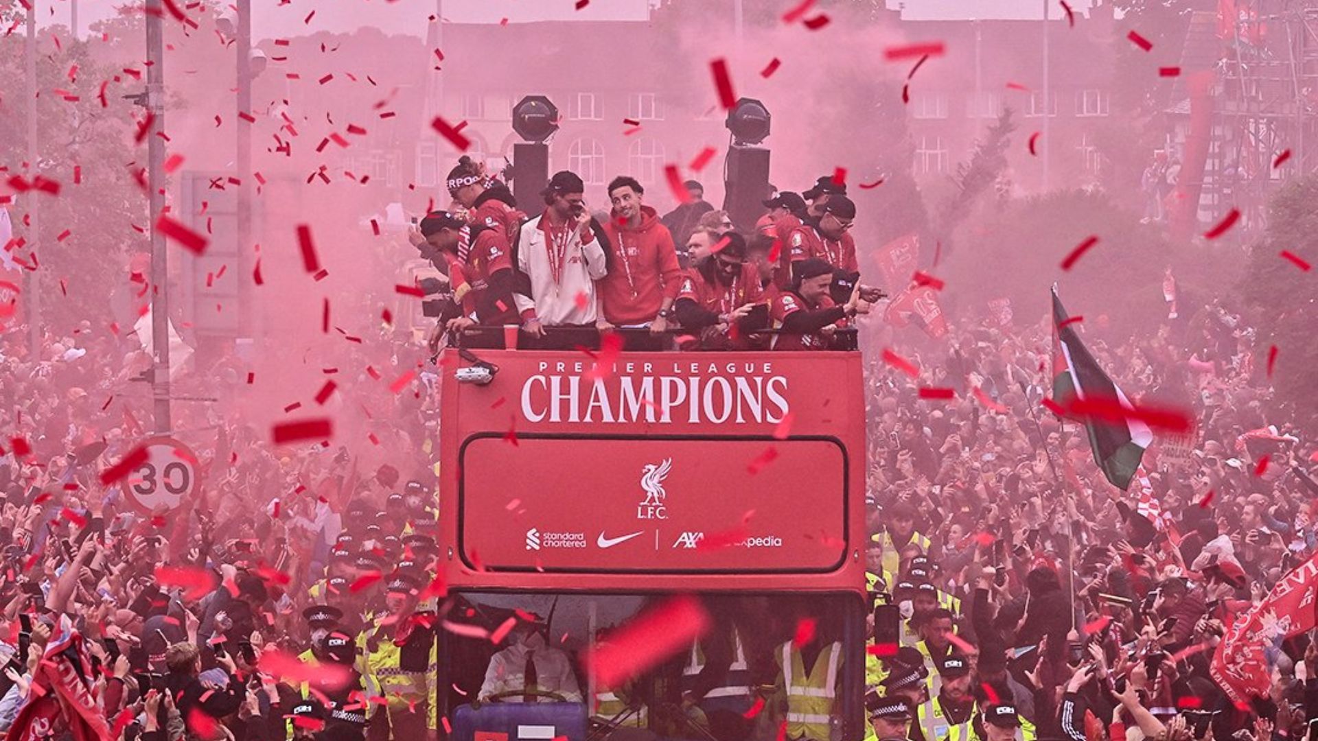 Momen Panik Saat Parade Liverpool, Mobil Tabrak Kerumunan hingga Anak-anaak Jadi Korban!