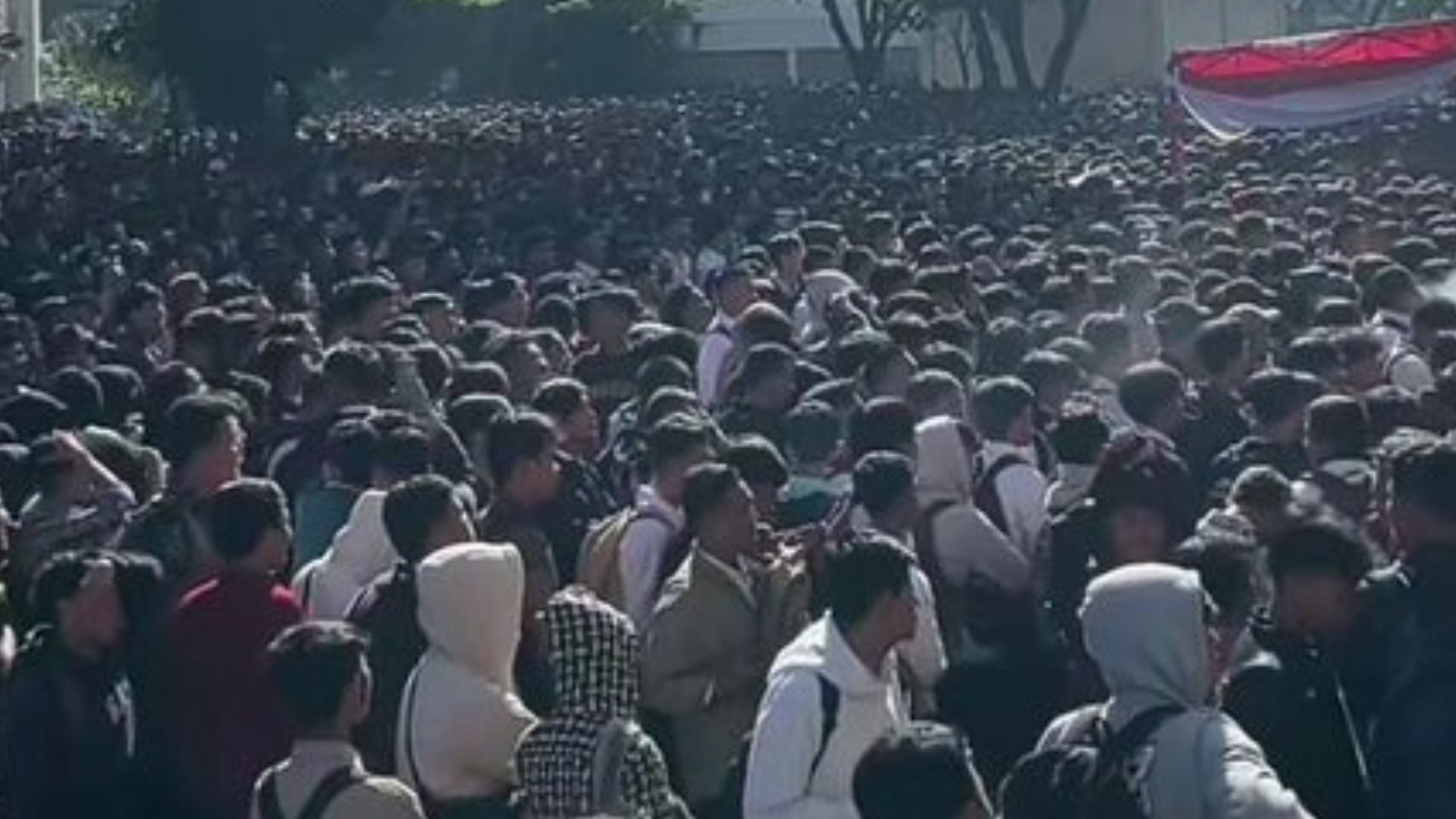 Viral! Lautan Manusia di Job Fair Bekasi Rebutkan 2.500 Lowongan, Cermin Krisis Lapangan Kerja?