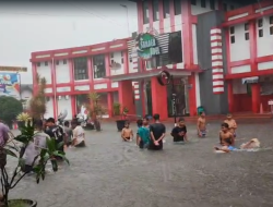 Hujan Deras Tiga Jam, Sejumlah Jalan di Kota Blitar Terendam Banjir dan Pohon Tumbang