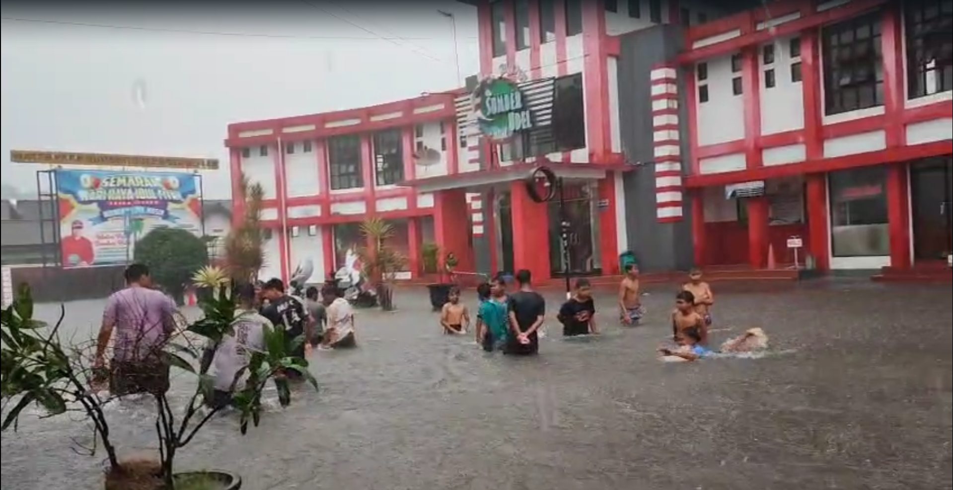 Hujan Deras Tiga Jam, Sejumlah Jalan di Kota Blitar Terendam Banjir dan Pohon Tumbang
