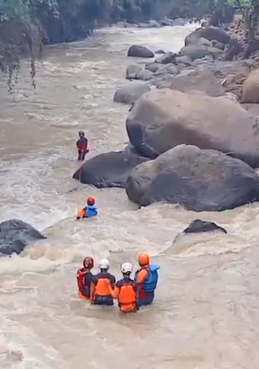 Pencarian Dua Korban Hanyut di Kediri Diperluas hingga Lebih dari 10 Kilometer