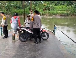 Antisipasi Kecelakaan Sungai, Polisi Edukasi Juru Tambang di Sungai Brantas