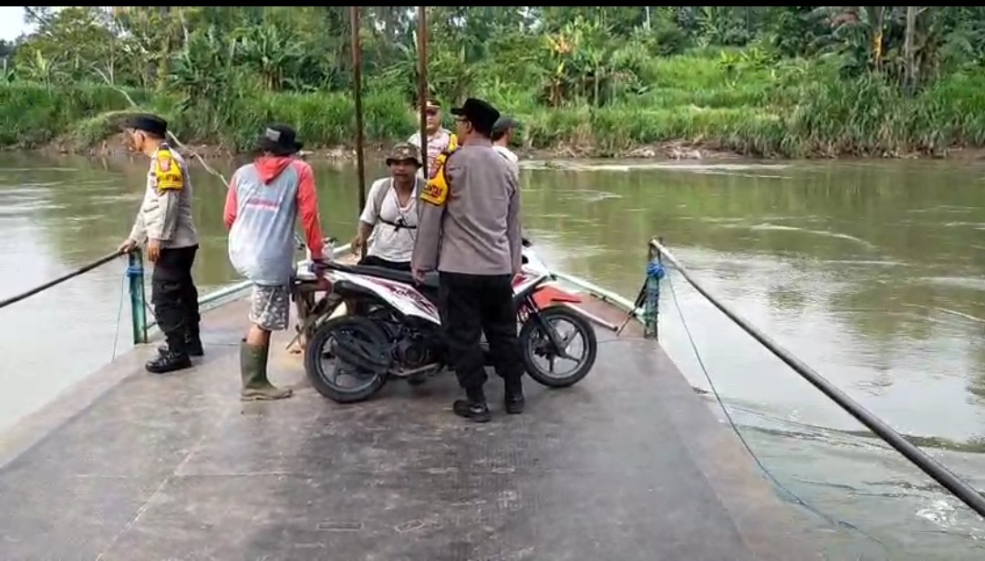 Antisipasi Kecelakaan Sungai, Polisi Edukasi Juru Tambang di Sungai Brantas