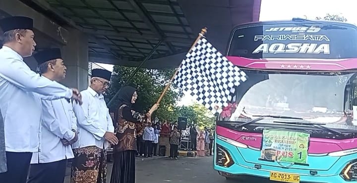Wali Kota Kediri Lepas Keberangkatan 240 Calon Jamaah Haji, Termuda 21 Tahun dan Tertua 85 Tahun