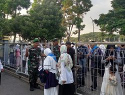 Prajurit TNI Turut Amankan Prosesi Pemberangkatan Jamaah Haji di GOR Joyoboyo Kediri
