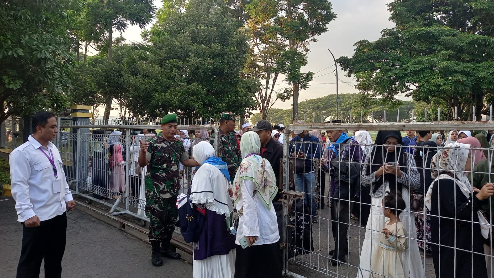 TNI Turut Amankan Prosesi Pemberangkatan Jamaah Haji di GOR Joyoboyo Kediri