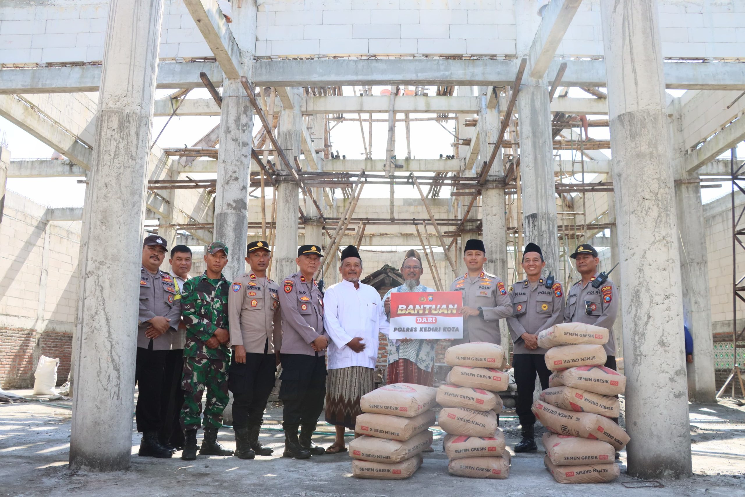 Polres Kediri Kota Salurkan Bantuan Material untuk Masjid Baitul Makmur di Tarokan
