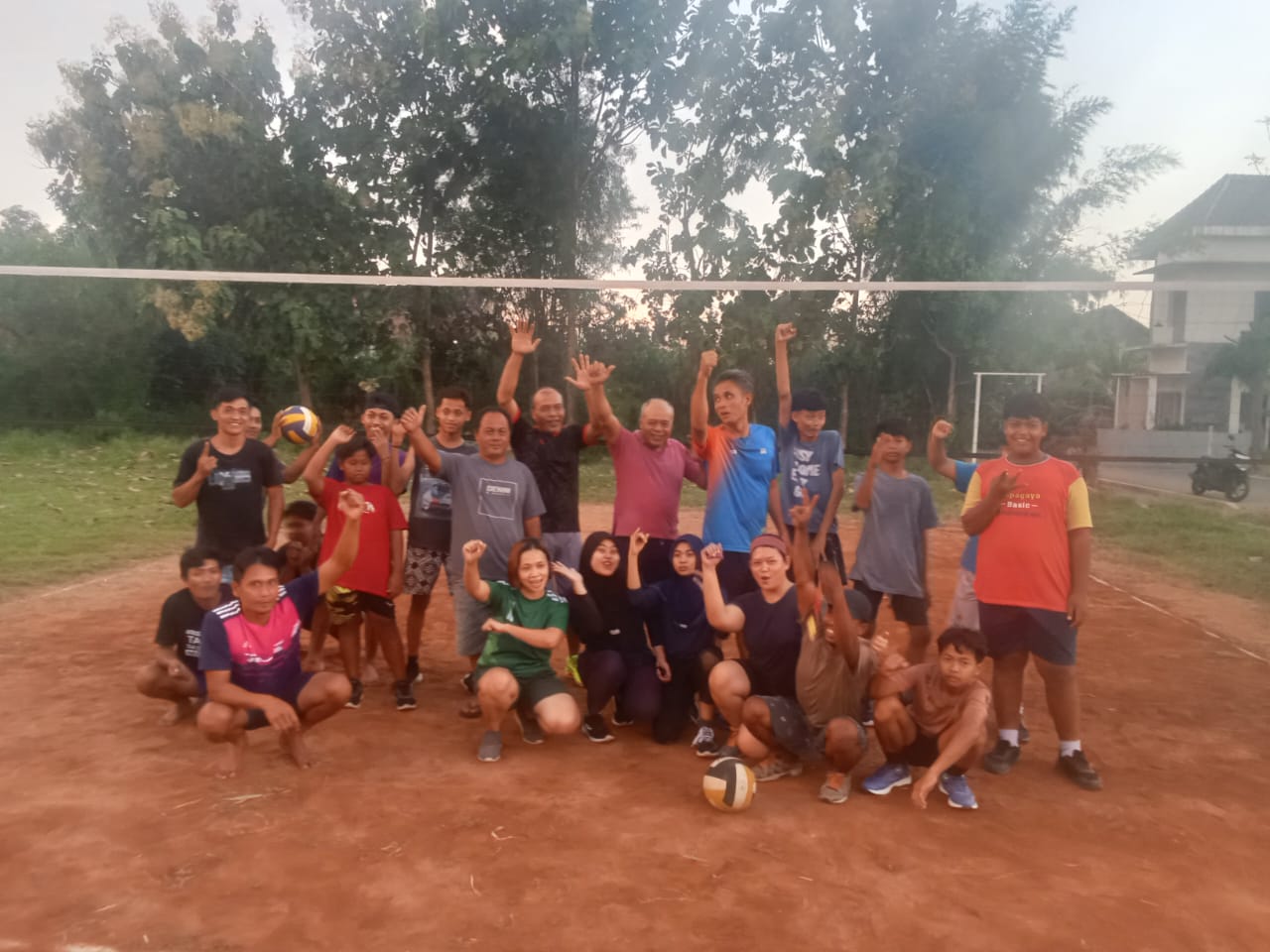 Lurah Tosaren Apresiasi Semangat Pemuda Cakarwesi Lewat Kegiatan Bola Voli