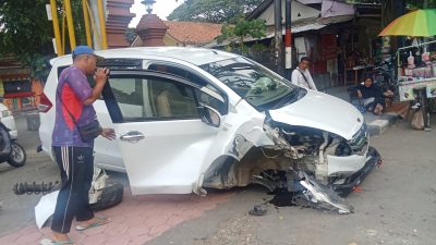 Ertiga Putih Terguling di Depan Pagora Kediri, Ibu dan Anak Dilarikan ke RS