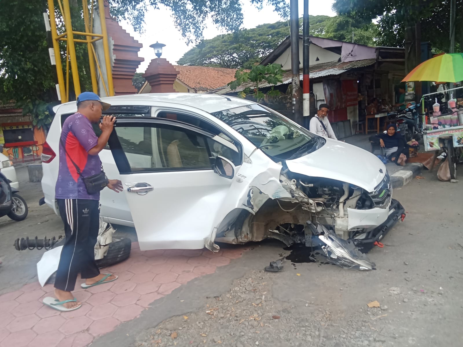 Ertiga Putih Terguling di Depan Pagora Kediri, Ibu dan Anak Dilarikan ke RS