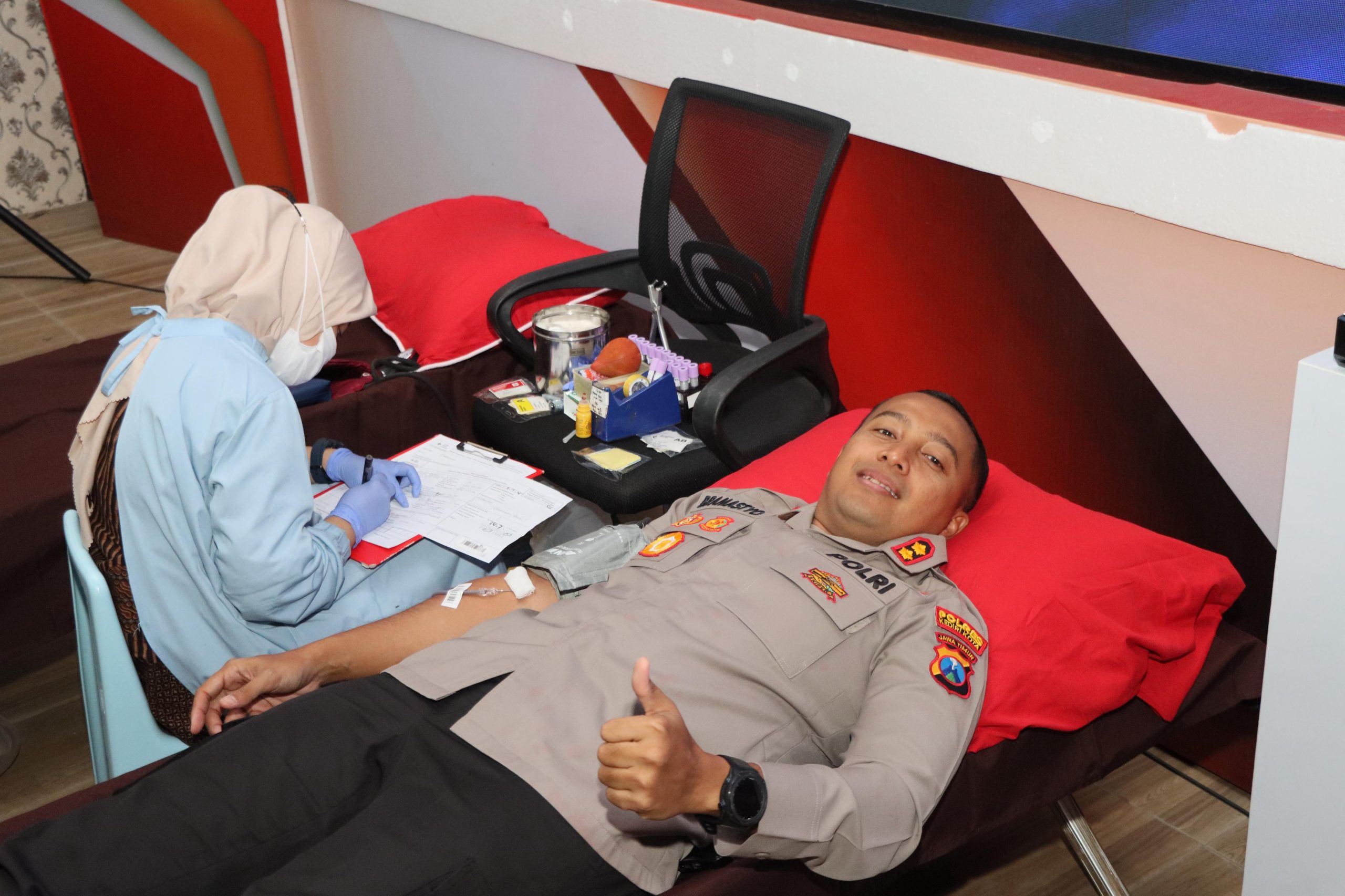 Polres Kediri Kota dan Serikat Pekerja Gelar Donor Darah di Momen May Day