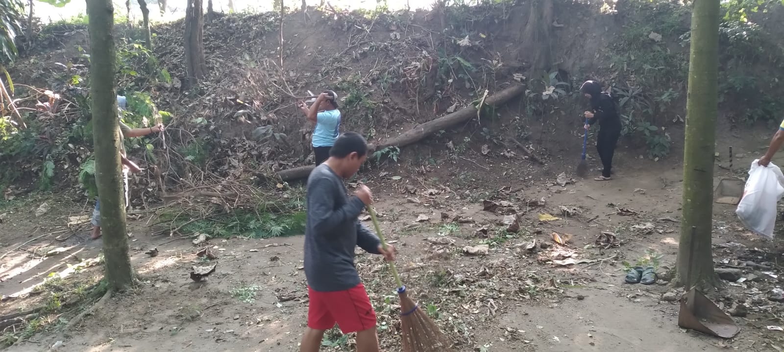 Sambut Penilaian Kelurahan Berseri, Pokdarwis Tempurejo Gelar Aksi Bersih Sumber Banteng