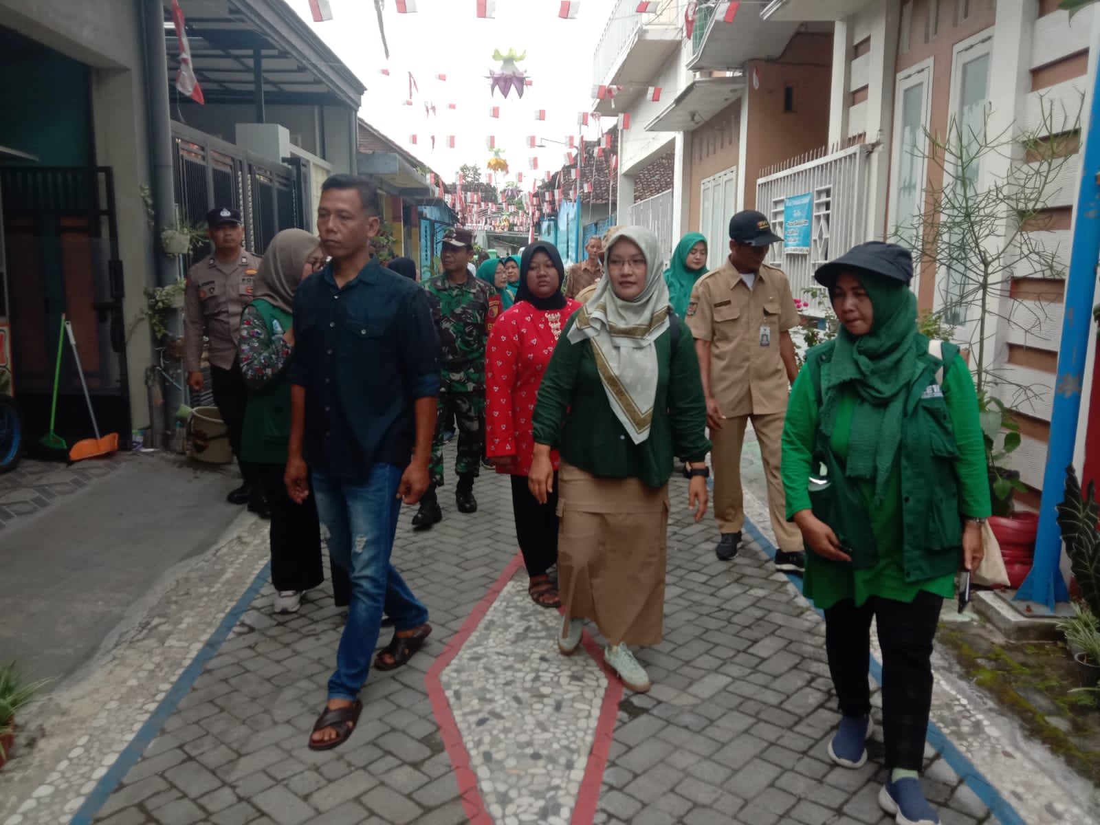 Koramil Pesantren dan Bhabinkamtibmas Dukung Penilaian Lomba Kelurahan Berseri Tingkat Madya di Tosaren