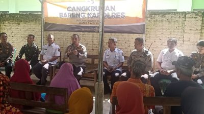 Kapolres Kediri Kota Cangkrukan Bareng Warga Ngronggo, Dengar Aspirasi dan Berikan Layanan Kesehatan Lansia