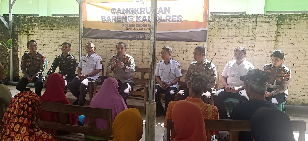 Kapolres Kediri Kota Cangkrukan Bareng Warga Ngronggo, Dengar Aspirasi dan Berikan Layanan Kesehatan Lansia