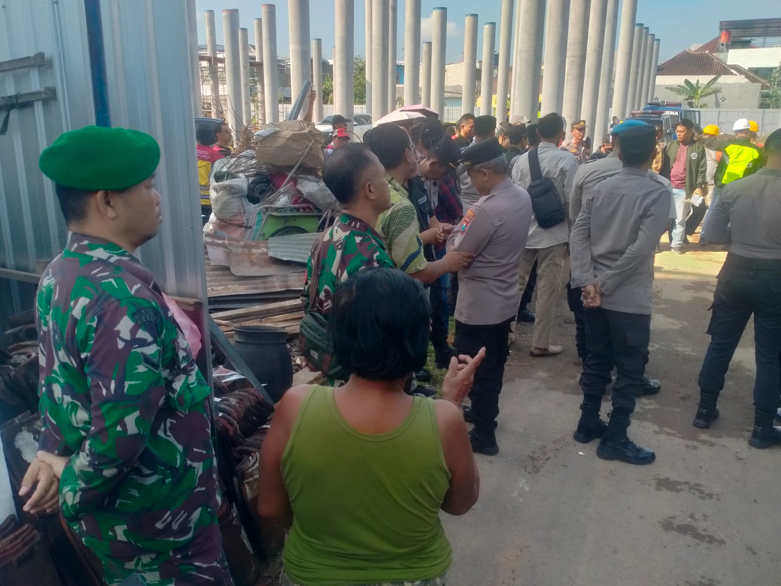 Koramil Pesantren Turunkan Personel Bantu Eksekusi di Mojoroto, TNI-Tim Sipil Tunjukkan Sinergi Lapangan