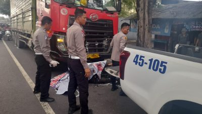 Nahas! Gadis Pengendara Scoopy Tewas Terjepit Dua Truk di Depan Terminal Lama Kediri