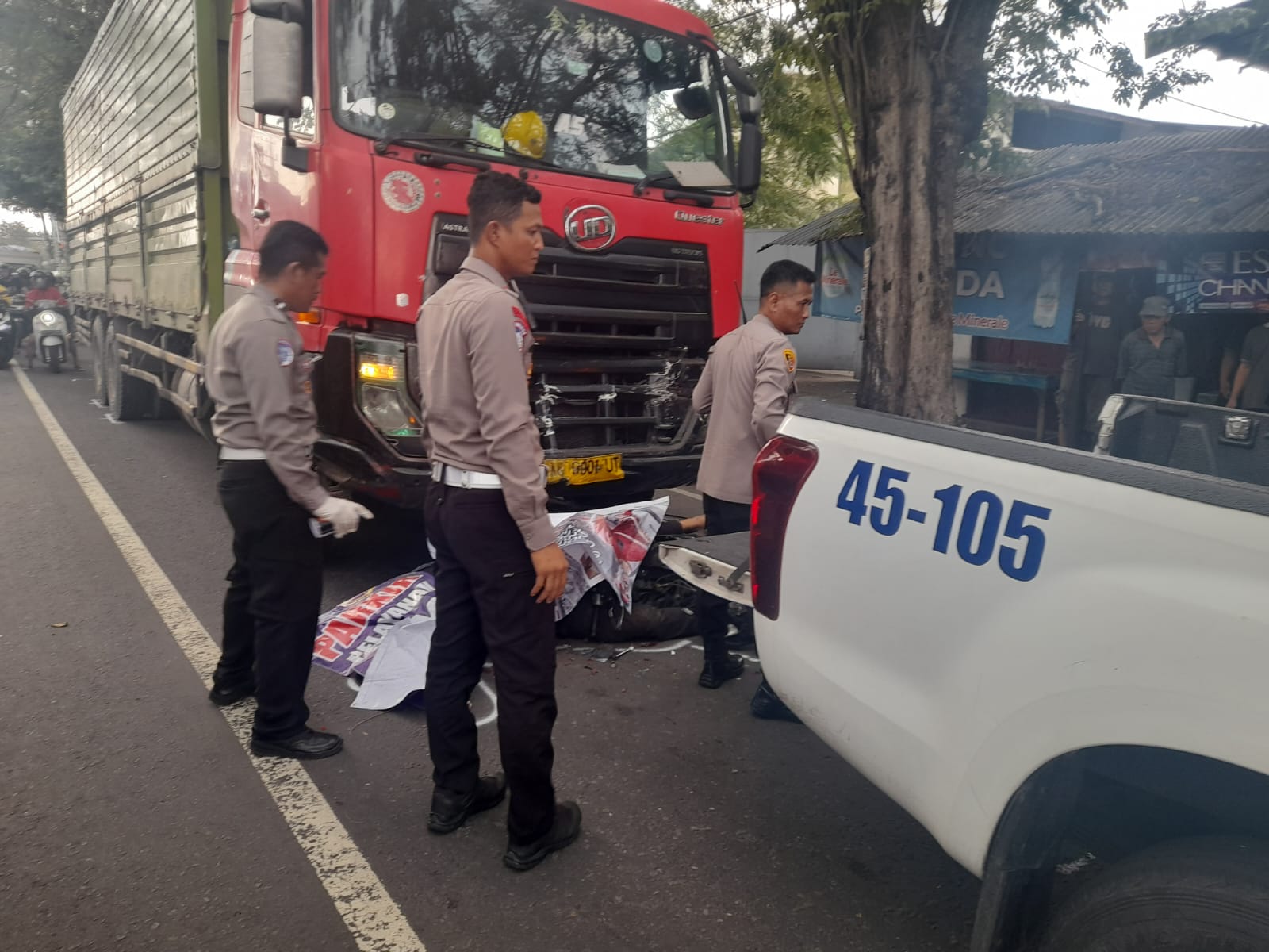 Nahas! Gadis Pengendara Scoopy Tewas Terjepit Dua Truk di Depan Terminal Lama Kediri