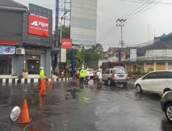 Diguyur Hujan Deras, Jalan Patimura Kota Kediri Terendam Banjir – Polisi Lakukan Pengalihan Arus