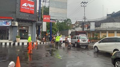 Diguyur Hujan Deras, Jalan Patimura Kota Kediri Terendam Banjir – Polisi Lakukan Pengalihan Arus