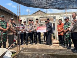 Kapolres Kediri Kota Donasikan 50 Sak Semen untuk Pembangunan Musholla di Desa Ngablak