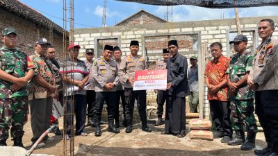 Kapolres Kediri Kota Donasikan 50 Sak Semen untuk Pembangunan Musholla di Desa Ngablak