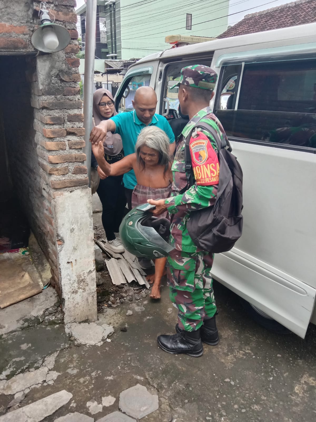 Babinsa Bersama Lintas Sektor Evakuasi Warga ODGJ di Banaran ke RS Jiwa Lawang