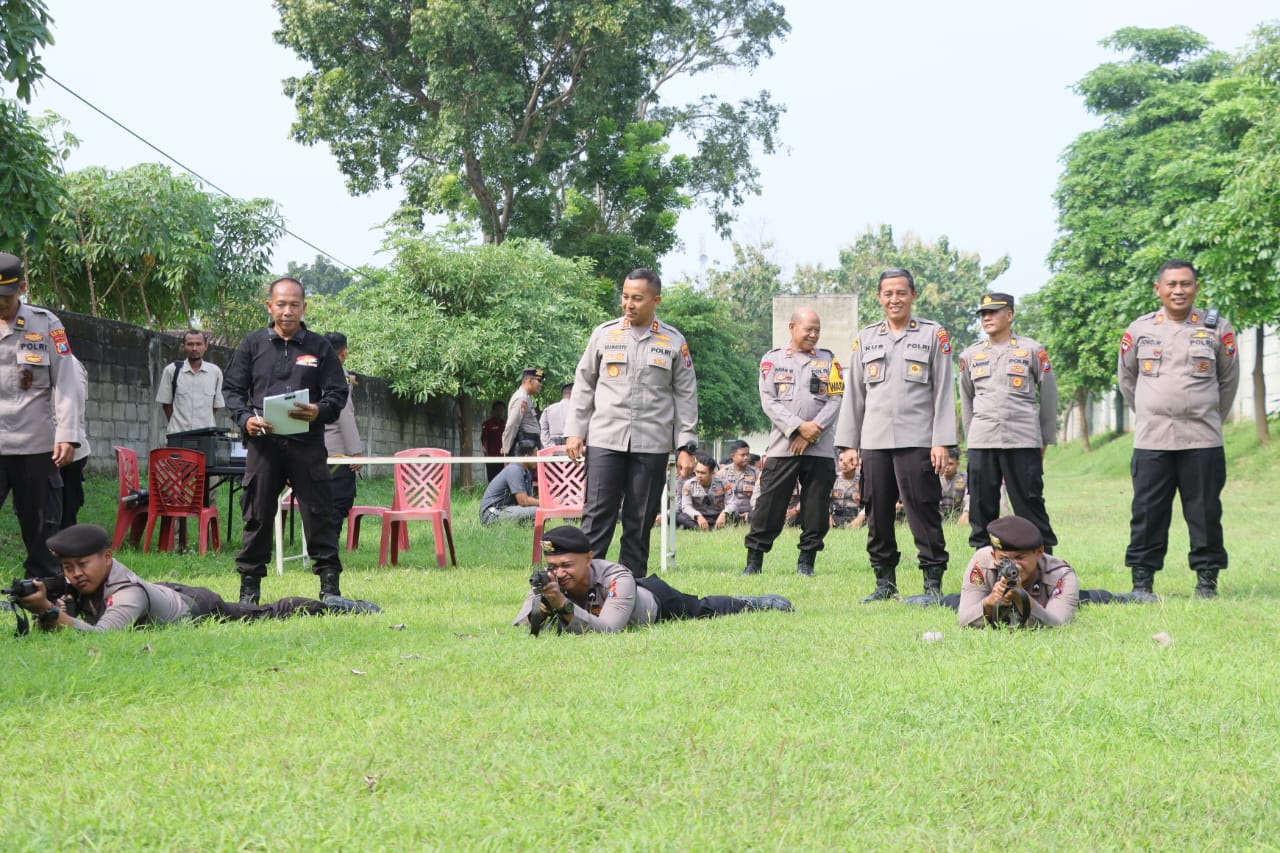 Polres Kediri Kota Asah Kemampuan Personel Lewat Latihan Menembak di Brimob