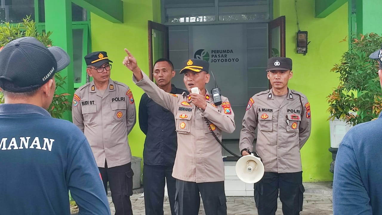 Polsek Pesantren Tingkatkan Profesionalisme Satpam Pasar Joyoboyo Lewat Latkatpuan