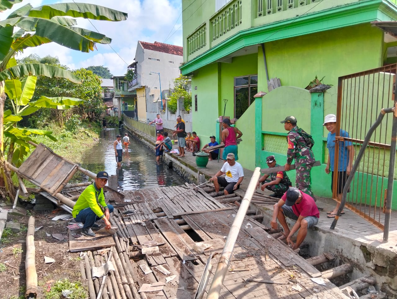 Warga Pesantren dan Koramil 0809/02 Gelar Kerja Bakti Massal, Wujudkan Lingkungan Sehat dan Bersih