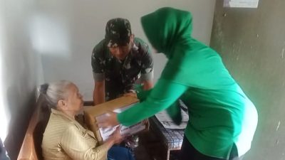 Koramil Pesantren dan Persit Bagikan 132 Paket Sembako untuk Warga di 15 Kelurahan