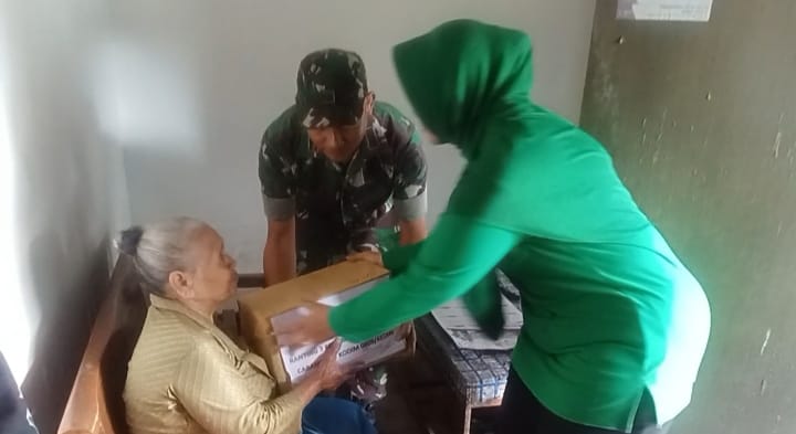 TNI Koramil Pesantren dan Persit Bagikan 132 Paket Sembako untuk Warga di 15 Kelurahan