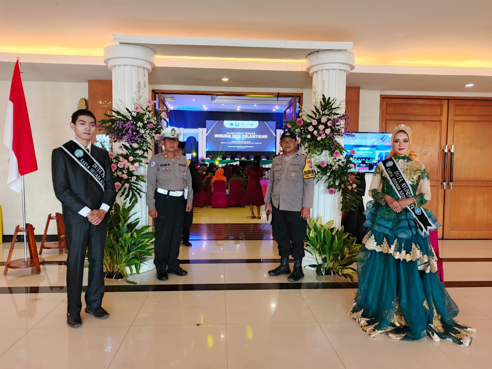 Polisi Amankan Jalannya Wisuda STIKES dan AKZI Karya Husada Kediri