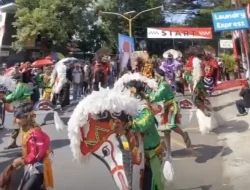 Ribuan Warga Padati Jalanan Nganjuk Saksikan Parade Jaranan HUT ke-1088