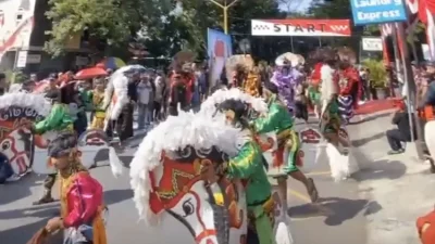 Ribuan Warga Padati Jalanan Nganjuk Saksikan Parade Jaranan HUT ke-1088