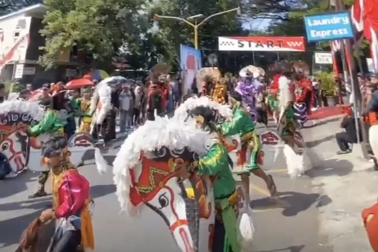 Ribuan Warga Padati Jalanan Nganjuk Saksikan Parade Jaranan HUT ke-1088
