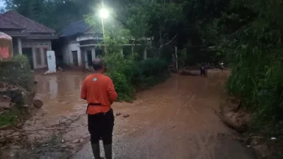 Banjir Bandang Hantam Mojo Kediri, Lansia Hilang, Rumah Hancur, Belasan Ternak Hanyut